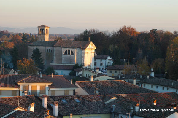 Fotografia che ritrare la Chiesa dei Frati di Aiello del Friuli vista dall'alto con il suo borgo