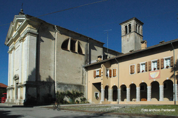 Fotografia che ritrare la piazzetta del ex-convento dei Frati ad Aiello del Friuli