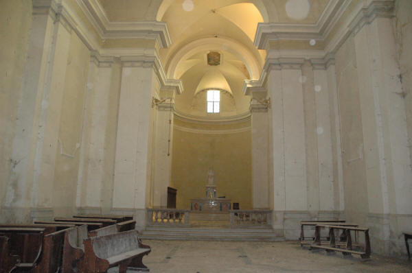 Fotografia che ritrare l'interno della chiesa di San domenico ad Aiello del Friuli