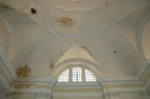 Fotografia che ritrare i malanni del controsoffitto della copertura della chiesa di San Domenico