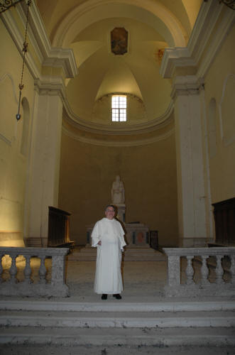 Fotografia che ritrae Padre Angelo Piagnio, priore del convento domenicano di Bologna, venuto ad nel 2006 a visitare la Chiesa dei Frati di Aiello