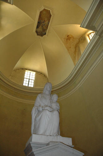 Fotografia con primo piano della statua della Beata Vergine del Rosario dello scultore Carrà (1933) a cui la Chiesa dei Frati di Aiello è dedicata